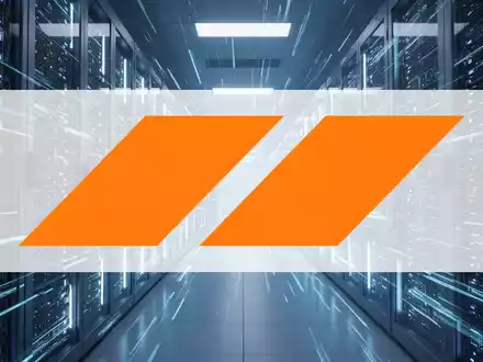 Abstrakte Darstellung einer modernen Rechenzentrumsumgebung mit leuchtenden Server-Racks und kühlem blauem Licht, die schnelles technologisches Wachstum vermittelt. - Foto: über boerse-global.de