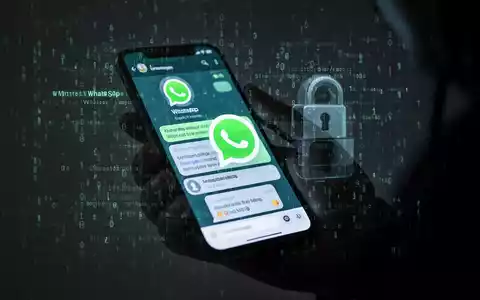 Eine schattige Hand hält ein Smartphone mit WhatsApp-Chat und digitalem Code, Symbol für Cyberangriff und Datenleck. - Foto: über boerse-global.de