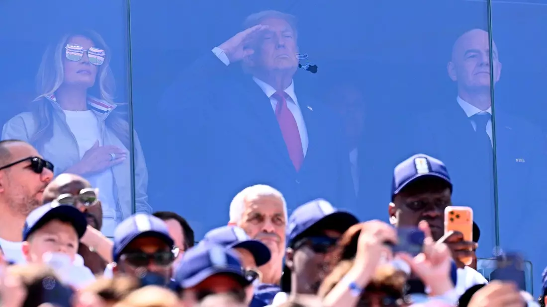 Donald Trump (M) verfolgte das Spiel zwischen seiner Frau Melania und FIFA-Präsident Gianni Infantino.  - Bild: Tom Weller/dpa