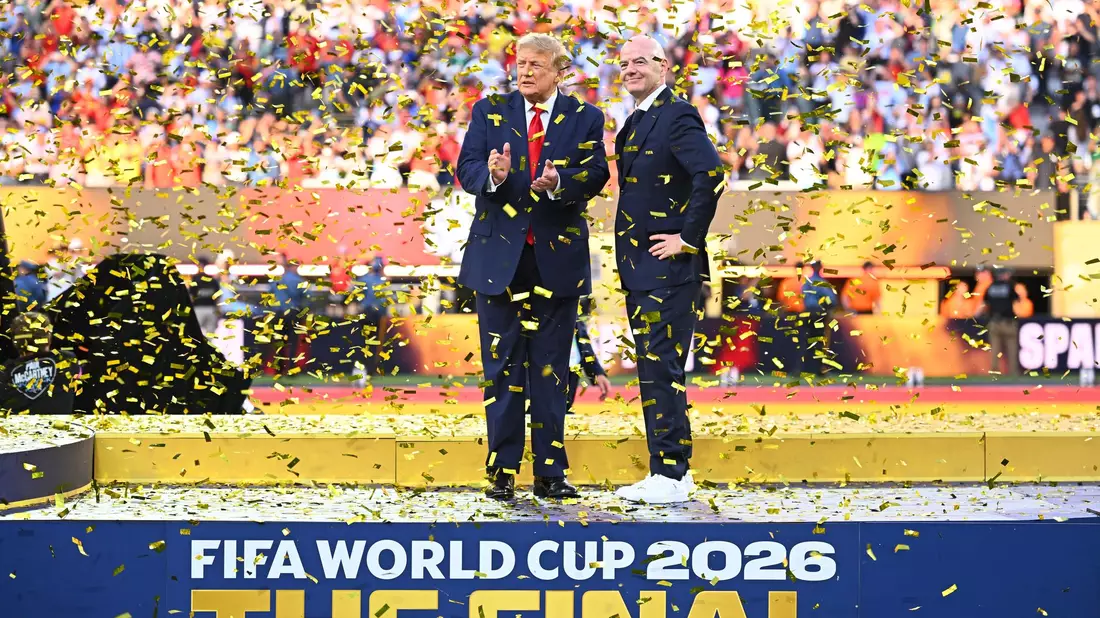 Trump und Infantino alleine im Konfettiregen.  - Bild: Tom Weller/dpa