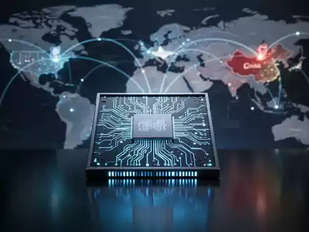 Leuchtender, futuristischer KI-Chip mit blauen Schaltkreisen auf dunkler Oberfläche, im Hintergrund unscharfe Weltkarte mit Verbindungen zwischen USA und China. - Foto: über boerse-global.de