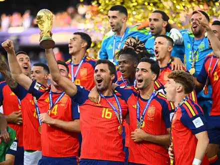 Kapitän Rodri und die Spanier sind Weltmeister. - Foto: Tom Weller/dpa