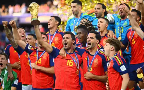 Kapitän Rodri und die Spanier sind Weltmeister. - Foto: Tom Weller/dpa