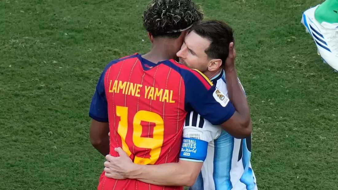 Spaniens Lamine Yamal (l.) nahm Messi tröstend in den Arm. - Bild: Seth Wenig/AP/dpa
