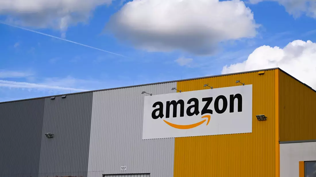 Blick auf eine Dortmunder Logistikhalle von Amazon. (Archivbild) - Bild: Wolf von Dewitz/dpa
