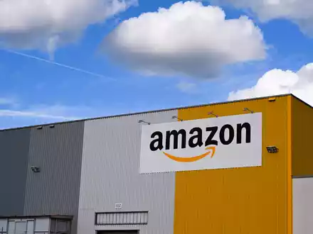 Blick auf eine Dortmunder Logistikhalle von Amazon. (Archivbild) - Foto: Wolf von Dewitz/dpa