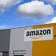 Blick auf eine Dortmunder Logistikhalle von Amazon. (Archivbild) - Bild: Wolf von Dewitz/dpa