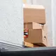 Alltagsszene in einem deutschen Treppenhaus: Unter den gelieferten Paketen ist auch eins von Amazon mit dabei. (Archivbild) - Bild: Fernando Gutierrez-Juarez/dpa