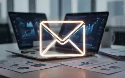 Ein stilisiertes, leuchtendes E-Mail-Symbol über einem verschwommenen modernen Bürohintergrund, das die Nutzung dienstlicher E-Mail-Postfächer darstellt. - Foto: über boerse-global.de