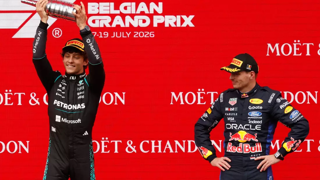 Verstappen (rechts) kann nur zuschauen, wie Antonelli den Siegerpokal in die Luft reckt. - Bild: Geert Vanden Wijngaert/AP/dpa