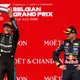 Verstappen (rechts) kann nur zuschauen, wie Antonelli den Siegerpokal in die Luft reckt. - Bild: Geert Vanden Wijngaert/AP/dpa