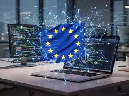 Holografische Projektion eines Datennetzwerks und EU-Flaggenemblem über einem modernen Schreibtisch mit Laptop, der Open-Source-Code zeigt. - Foto: über boerse-global.de