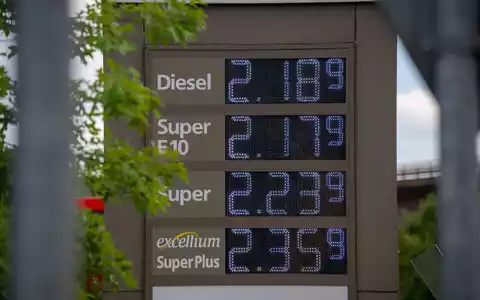 Tanken wird derzeit von Tag zu Tag teurer. (Archivbild) - Foto: Harald Tittel/dpa