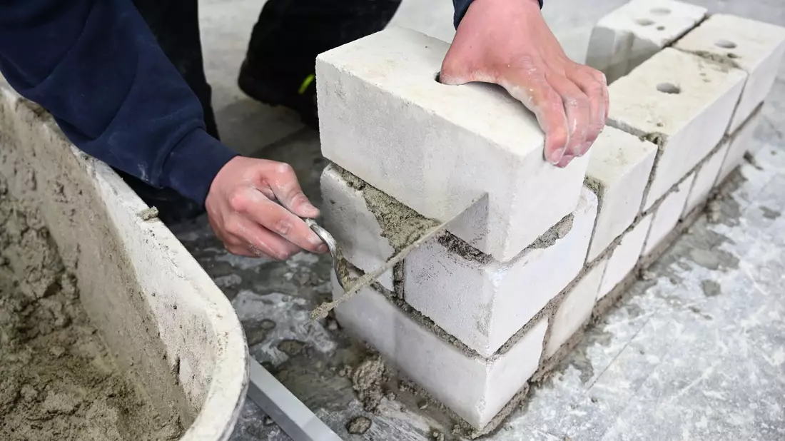 Zement, Beton und Mörtel sind wichtige Baustoffe. (Symbolbild) - Bild: Felix Kästle/dpa