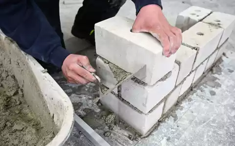 Zement, Beton und Mörtel sind wichtige Baustoffe. (Symbolbild) - Foto: Felix Kästle/dpa