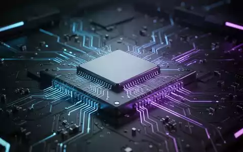 Stilisierter, leuchtender Computerchip oder Leiterplatte mit blau-violettem Licht, Symbol für fortschrittliche, unveröffentlichte Technologie. - Foto: über boerse-global.de