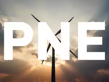 Eine Silhouette eines Windturbinenflügels vor einem dramatischen, hoffnungsvollen Himmel, der Wachstum und positive Marktstimmung im Bereich erneuerbare Energien andeutet. - Foto: über boerse-global.de