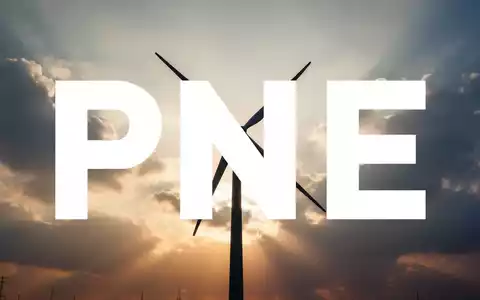 Eine Silhouette eines Windturbinenflügels vor einem dramatischen, hoffnungsvollen Himmel, der Wachstum und positive Marktstimmung im Bereich erneuerbare Energien andeutet. - Foto: über boerse-global.de