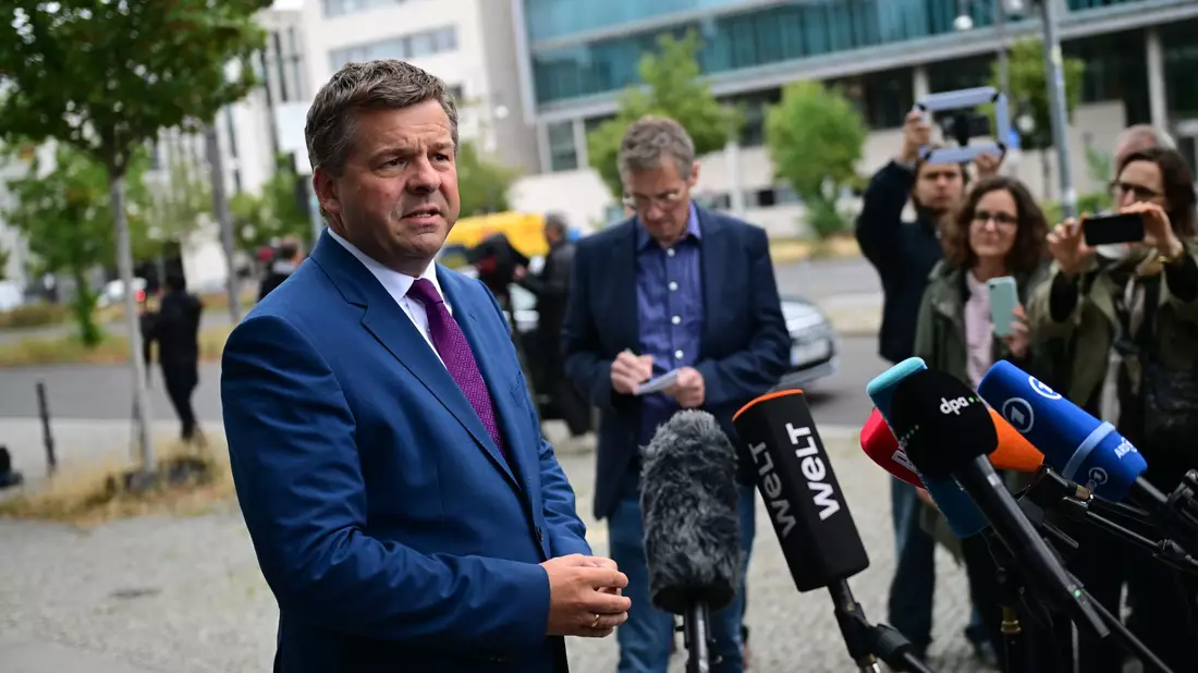 Sven Schulze will im Wahlkampf in Sachsen-Anhalt nicht von Berliner Themen gestört werden. - Bild: Fabian Sommer/dpa