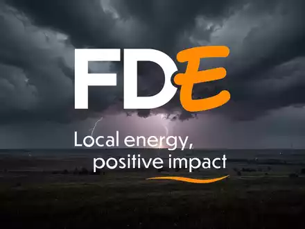 Dunkle, turbulente Wolken über einer weiten Landschaft mit einem unheilvollen Leuchten am Horizont, das Marktvolatilität und Verluste im Energiesektor symbolisiert. - Foto: über boerse-global.de