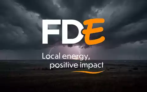 Dunkle, turbulente Wolken über einer weiten Landschaft mit einem unheilvollen Leuchten am Horizont, das Marktvolatilität und Verluste im Energiesektor symbolisiert. - Foto: über boerse-global.de