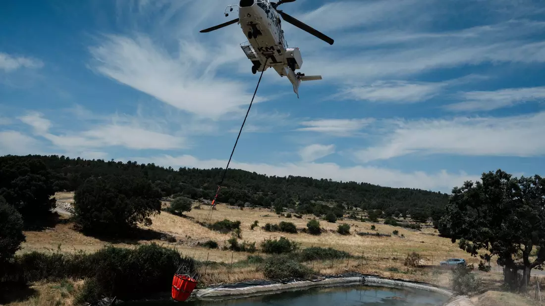 Ein Hubschrauber unterstützt die Löscharbeiten in dem Gebiet von Guadalajara bei Madrid.  - Bild: Mateo Lanzuela/EUROPA PRESS/dpa
