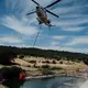Ein Hubschrauber unterstützt die Löscharbeiten in dem Gebiet von Guadalajara bei Madrid.  - Bild: Mateo Lanzuela/EUROPA PRESS/dpa