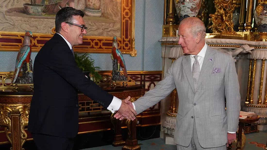 Der neue britische Premierminister Andy Burnham (l.) mit König Charles III.  - Bild: Aaron Chown/PA Wire/dpa