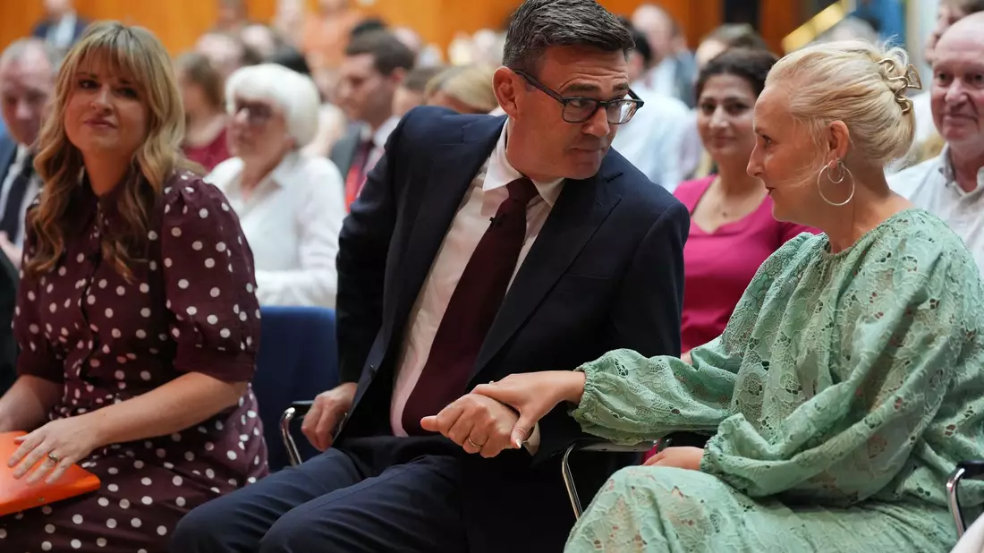 Andy Burnham kennt seine Ehefrau Marie-France van Heel seit Studienzeiten.  - Bild: Yui Mok/PA Wire/dpa