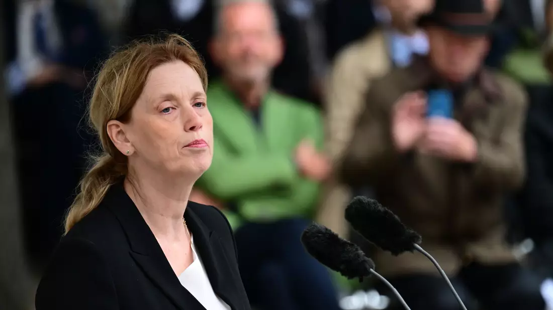 Bundesfamilienministerin Karin Prien (CDU) spricht in ihrer Rede anlässlich des gescheiterten Hitler-Attentats auch über ihre Familiengeschichte. Ihre jüdischen Urgroßmütter wurde im Vernichtungslager Sobibor ermordet. - Bild: Sebastian Christoph Gollnow/dpa