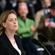 Bundesfamilienministerin Karin Prien (CDU) spricht in ihrer Rede anlässlich des gescheiterten Hitler-Attentats auch über ihre Familiengeschichte. Ihre jüdischen Urgroßmütter wurde im Vernichtungslager Sobibor ermordet. - Bild: Sebastian Christoph Gollnow/dpa
