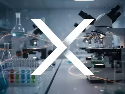 Abstrakte Darstellung des Biotechnologiesektors mit Fokus auf Forschung und Entwicklung, symbolisiert durch Lichteffekte und verschwommene Laborgeräte. - Foto: über boerse-global.de