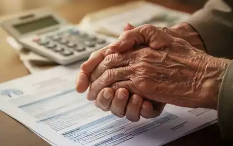 Eine ältere Hand wird von einer jüngeren Hand gehalten, mit verschwommenen Rentendokumenten im Hintergrund, die Pflege und Rentenansprüche symbolisieren. - Foto: über boerse-global.de