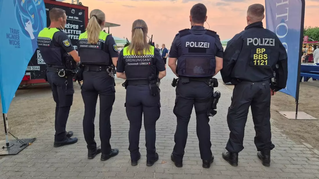 POL-HL: HL - Travemünde / Messer- und Verkehrskontrollen zum Start der Travemünder Woche - Bild: presseportal.de