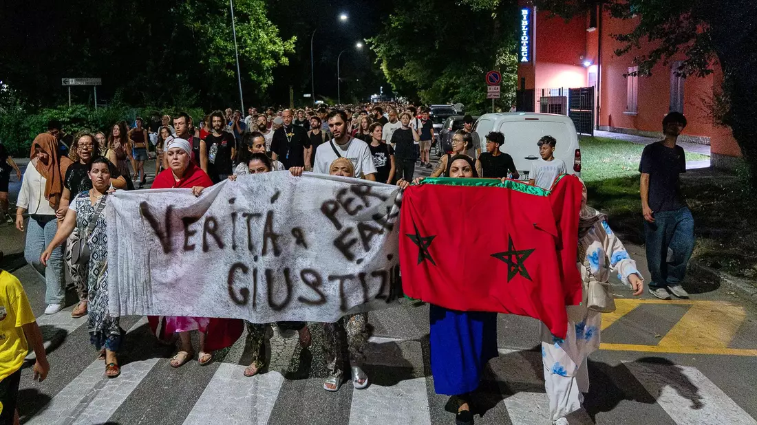 Demonstranten zeigen ihre Solidarität mit der Familie des Opfers. - Bild: Leonardo Garavaglia/JNA via ZUMA Press Wire/dpa