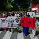 Demonstranten zeigen ihre Solidarität mit der Familie des Opfers. - Bild: Leonardo Garavaglia/JNA via ZUMA Press Wire/dpa