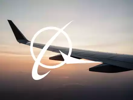 Abstrakte Darstellung der Luftfahrtindustrie mit einem stilisierten Flugzeugflügel vor einem diffusen, warmen Horizont, der Wachstum und Expansion symbolisiert. - Foto: über boerse-global.de