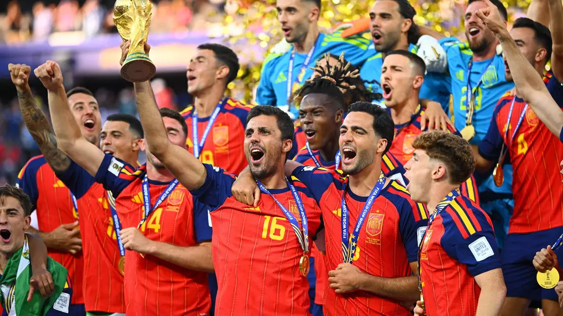 Kapitän Rodri und die Spanier sind Weltmeister. - Bild: Tom Weller/dpa