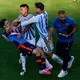 Der Argentinier Leandro Paredes (2. vr) zeigt sich als schlechter Verlierer. - Bild: Yuki Iwamura/AP/dpa