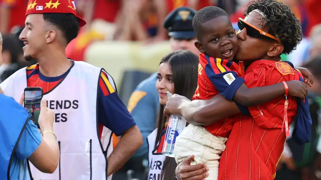 Lamine Yamal feiert mit seinem Bruder Keyne. - Bild: Pamela Smith/AP/dpa