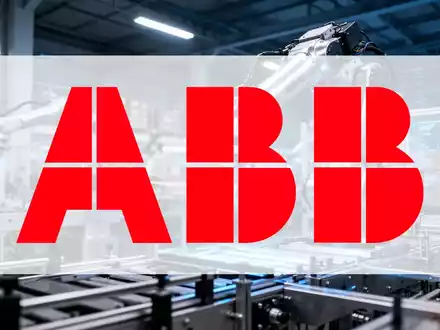 Ein Roboterarm bewegt sich in einer modernen, beleuchteten Fabrikhalle, symbolisiert Wachstum und Automatisierung in der Industrie. - Foto: über boerse-global.de