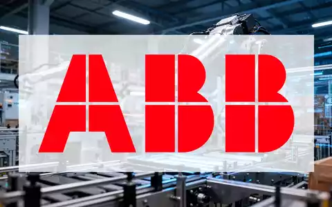 Ein Roboterarm bewegt sich in einer modernen, beleuchteten Fabrikhalle, symbolisiert Wachstum und Automatisierung in der Industrie. - Foto: über boerse-global.de