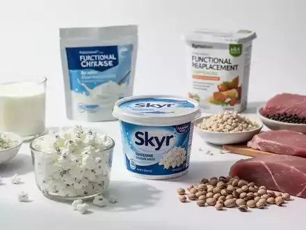 Eine Nahaufnahme von proteinreichen Lebensmitteln wie Skyr, Hüttenkäse und einer Flüssigmahlzeit, ansprechend auf einem Tisch arrangiert. - Foto: über boerse-global.de