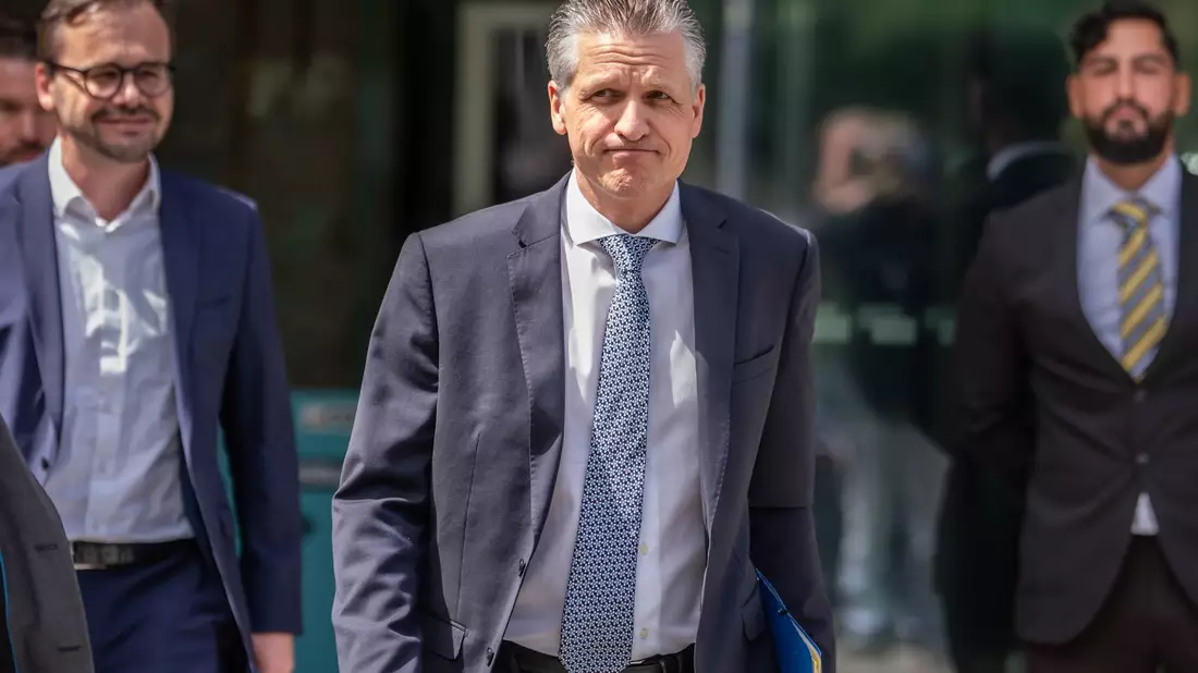 Kanzleramtschef Thorsten Frei sah nicht glücklich aus, als er das Konrad-Adenauer-Haus nach der Präsidiumssitzung verließ. - Bild: Michael Kappeler/dpa