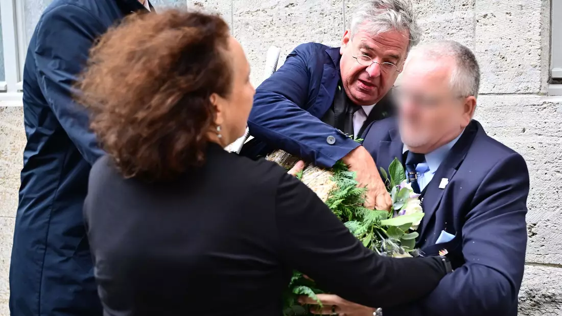 In der Gedenkstätte Deutscher Widerstand kommt es zu einem Handgemenge, als Tobias Korenke (Mitte), Großneffe Dietrich Bonhoeffers vor einer Gedenkveranstaltung der Bundesregierung versucht, einen Kranz der AfD zu entfernen. - Bild: Sebastian Gollnow/dpa