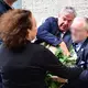 In der Gedenkstätte Deutscher Widerstand kommt es zu einem Handgemenge, als Tobias Korenke (Mitte), Großneffe Dietrich Bonhoeffers vor einer Gedenkveranstaltung der Bundesregierung versucht, einen Kranz der AfD zu entfernen. - Bild: Sebastian Gollnow/dpa