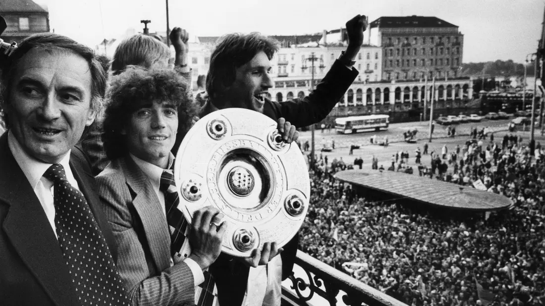 Kevin Keegan nach dem Gewinn der Meisterschaft mit dem HSV. (Archivbild) - Bild: picture alliance / dpa