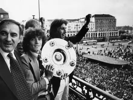 Kevin Keegan nach dem Gewinn der Meisterschaft mit dem HSV. (Archivbild) - Foto: picture alliance / dpa