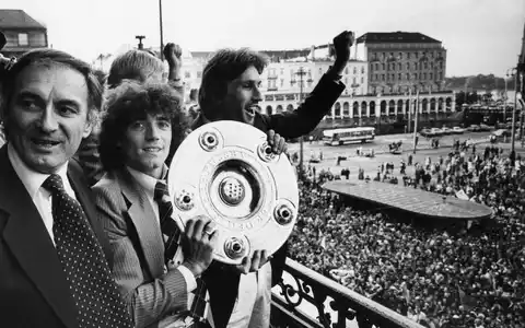 Kevin Keegan nach dem Gewinn der Meisterschaft mit dem HSV. (Archivbild) - Foto: picture alliance / dpa