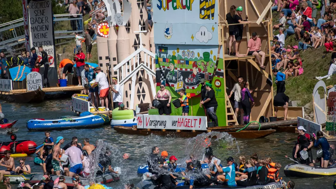 Beim Fest «Nabada» treiben tausende Menschen mit Booten auf der Donau hinab. - Bild: Stefan Puchner/dpa